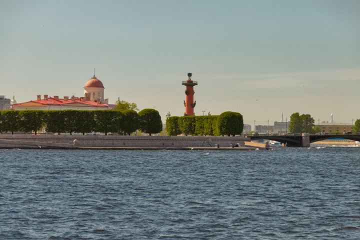 Colonne rostrale rouge à la flèche de l’île Vassilievski, sur le fleuve Saint Petersbourg, la Neva