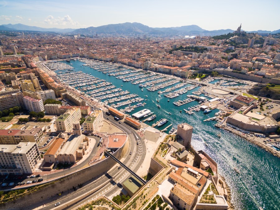 Vue aérienne sur la skyline Marseille avec le Vieux-Port et la basilique Notre-Dame de la Garde