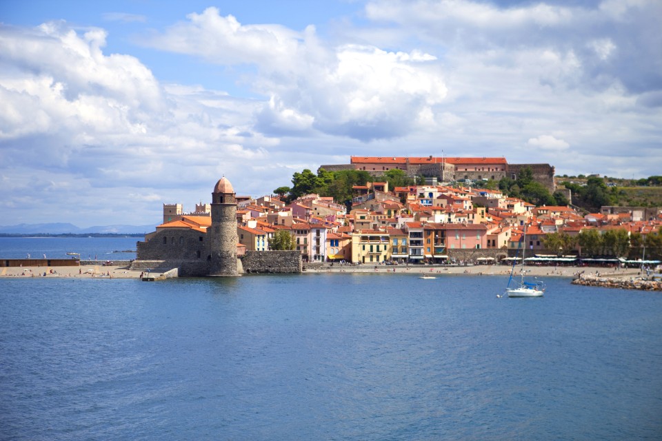 Plage Collioure avec vue sur le clocher emblématique et les façades colorées du village depuis la mer