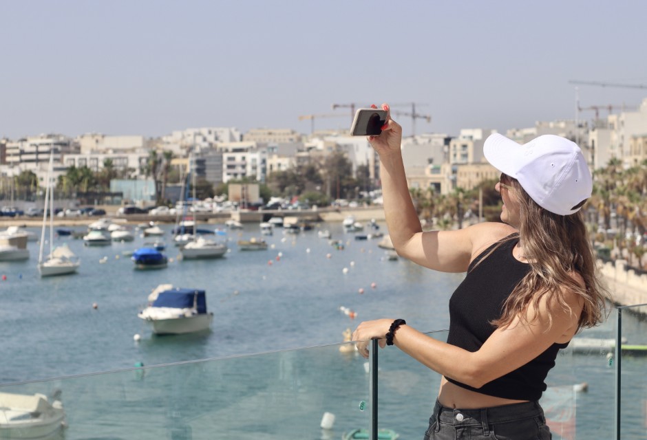 Jeune femme prenant une photo à Malte – Malte pays dangereux