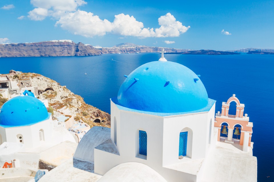 Architecture blanche avec dômes et vue sur la caldeira à Santorin en Grece en mars