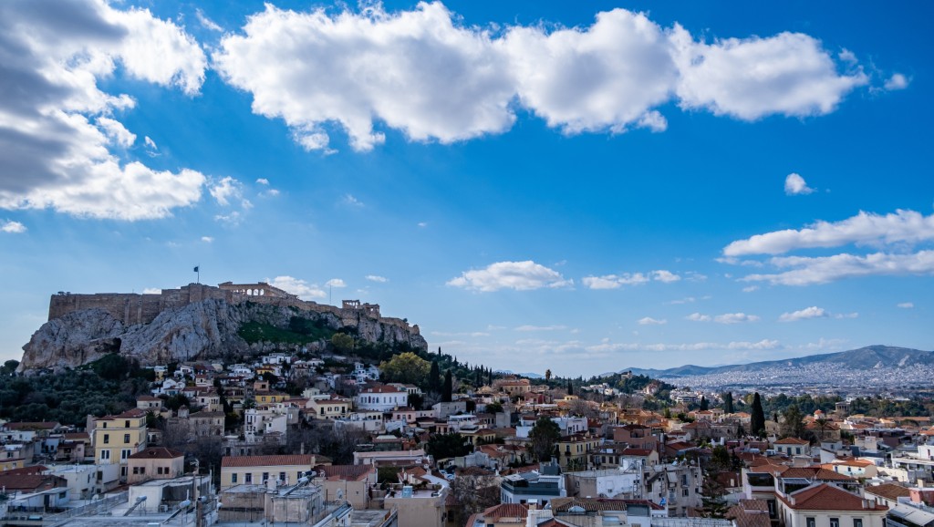 Vue aérienne d’Athènes et de l’Acropole avec le Parthénon sous un ciel bleu en Grece en mars