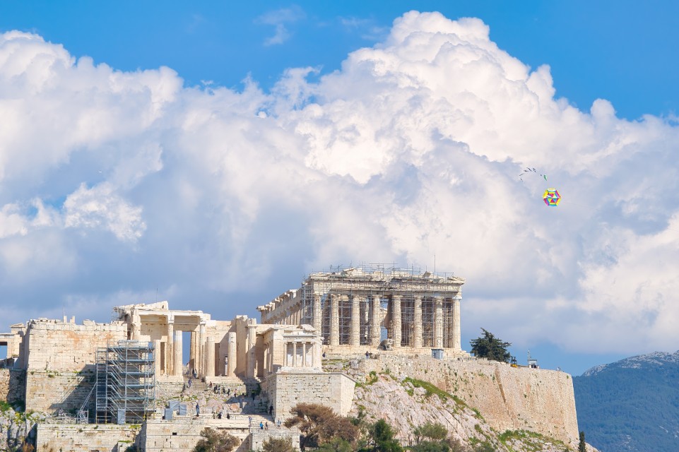 Magnifique ciel bleu sur la ville d’Athènes en Grece en mars