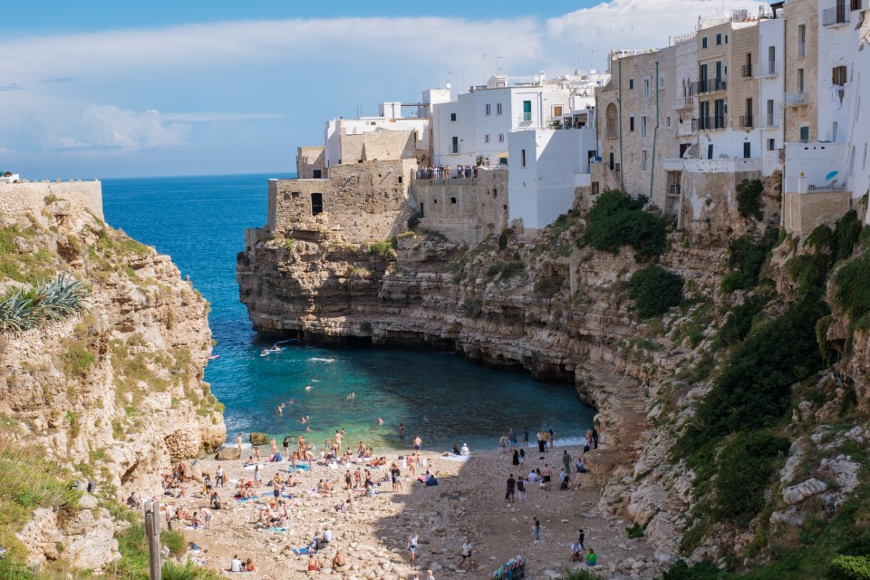 Plage bondée de Polignano a Mare, un site à éviter en haute saison dans les Pouilles
