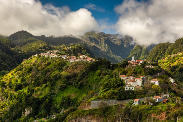 Madère météo novembre : villages perchés dans les montagnes verdoyantes