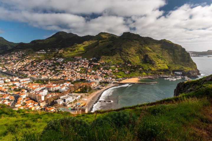 Madère météo novembre : panorama ensoleillé sur la baie de Machico