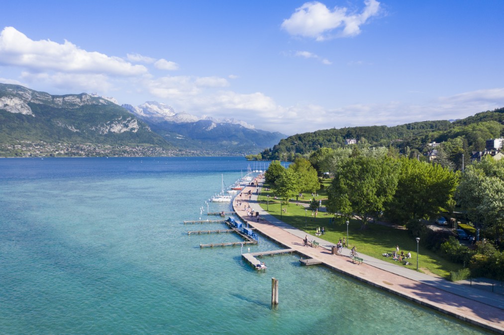 Activité Annecy au bord du lac avec vue sur les montagnes