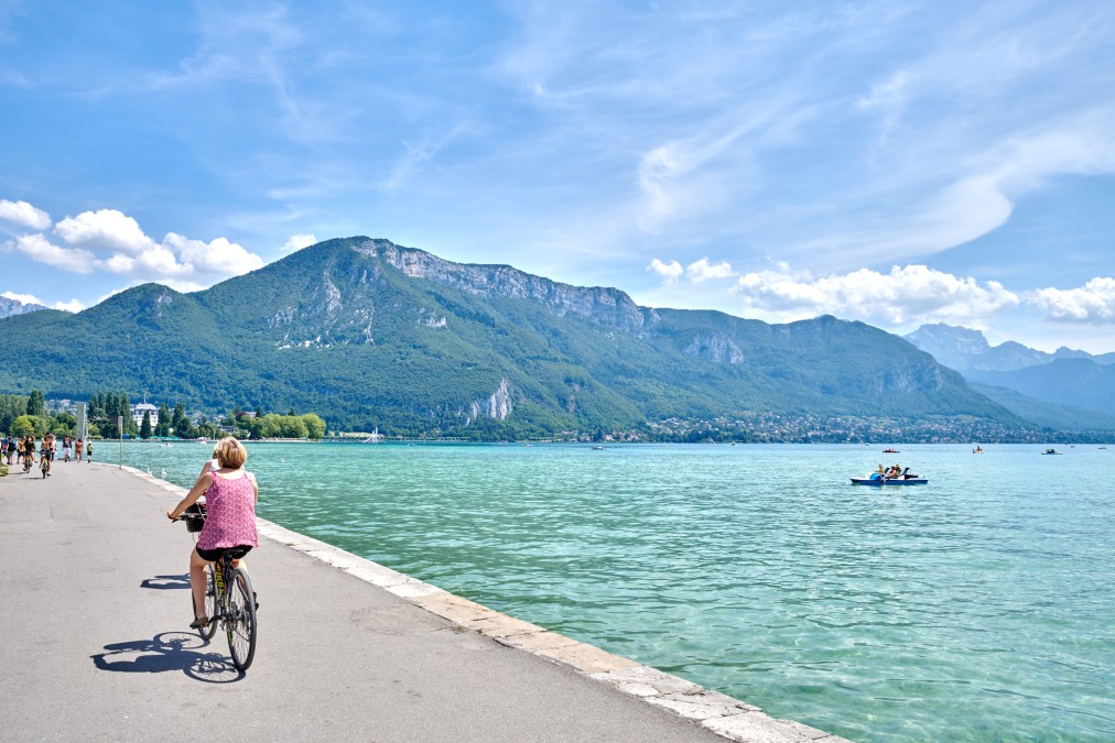 Activité Annecy au bord du lac avec vue sur les montagnes