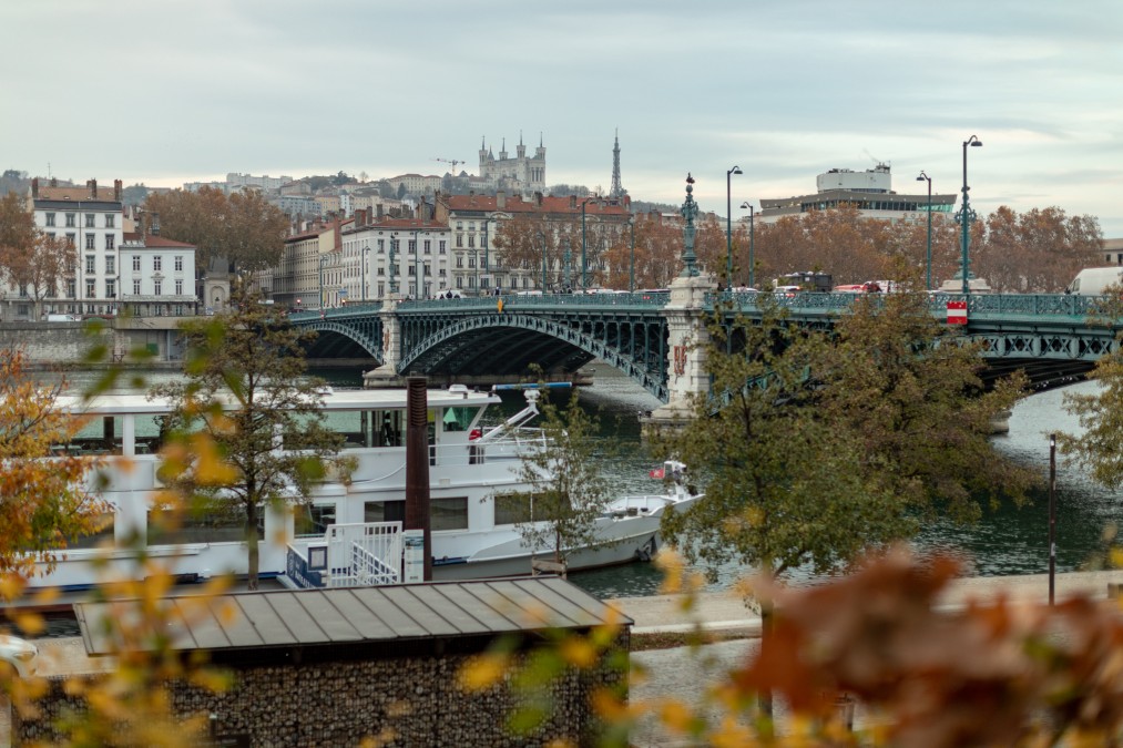 Se déplacer à pied le long des quais pour visiter Lyon en 2 jours