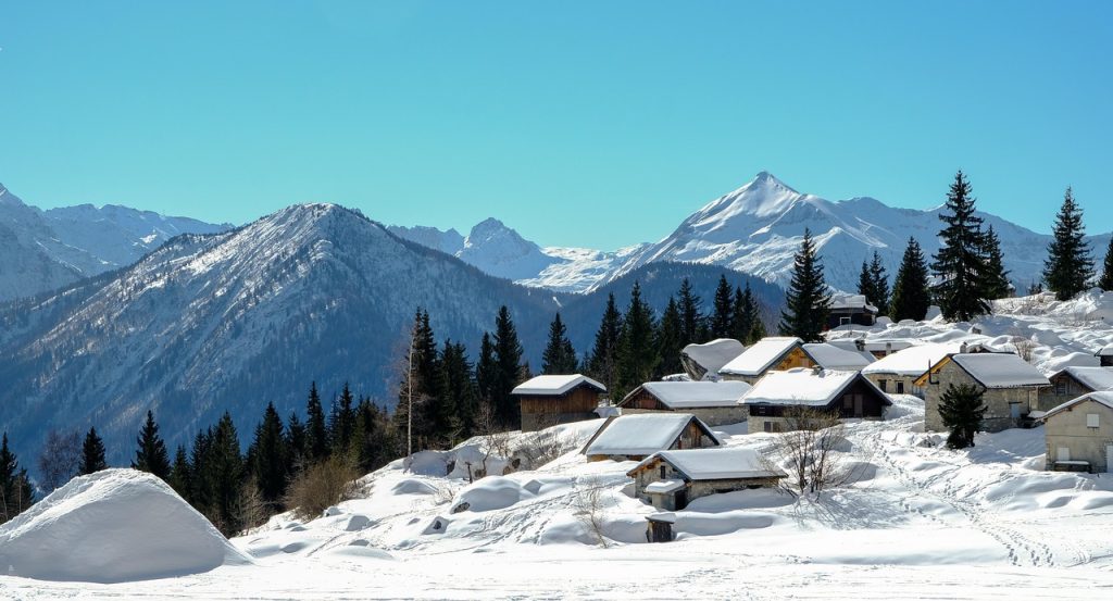 Petit hameau de chalets traditionnels pouvant servir de résidence de vacances dans les Alpes.