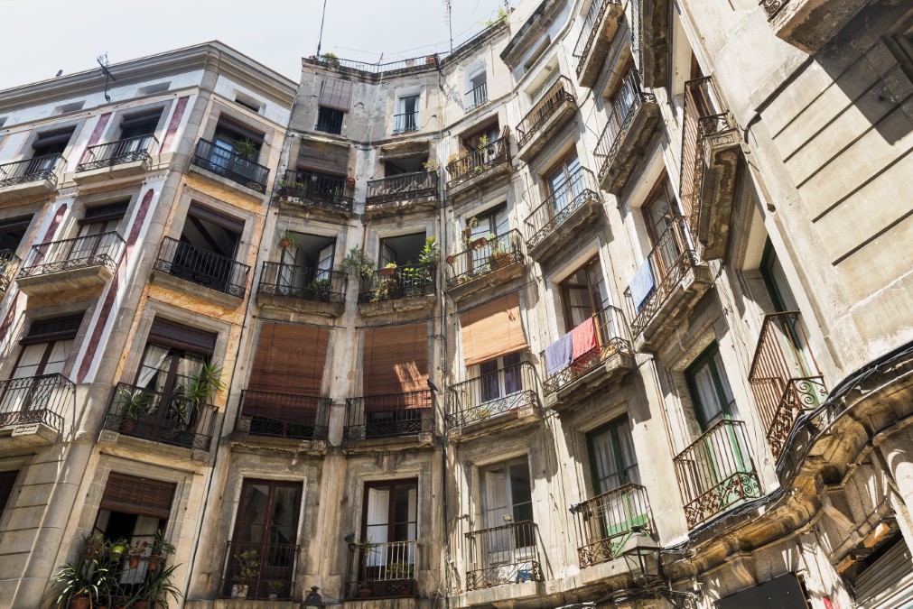 Où loger à Barcelone : façades traditionnelles et balcons dans les ruelles étroites du quartier historique.