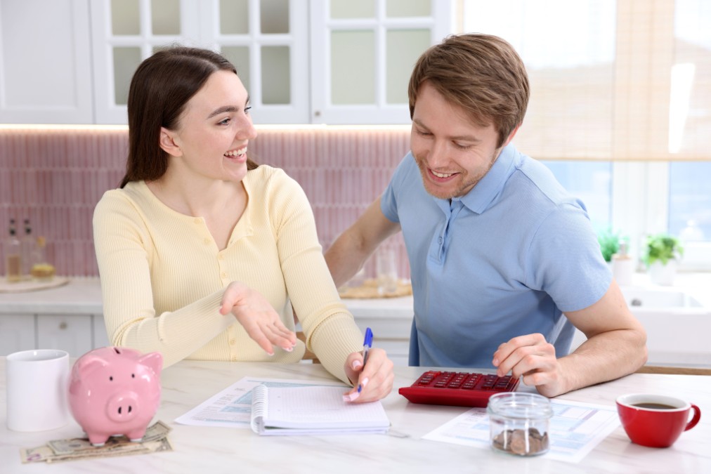 Couple calculant son budget pour anticiper les coûts cachés et éviter les pieges de la location accession.