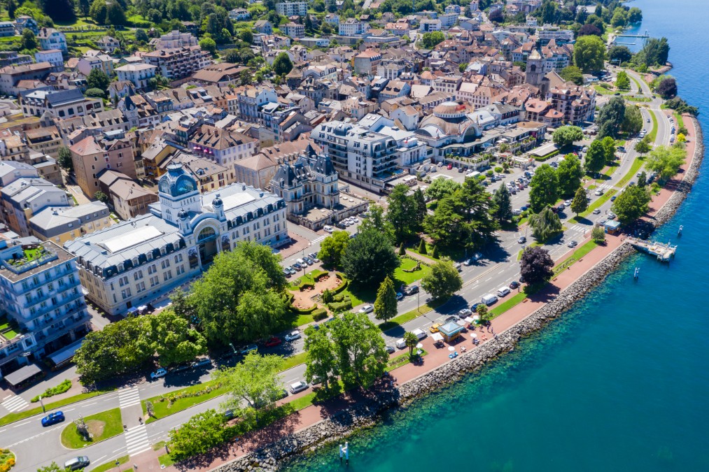 Vue aérienne de l'architecture Belle Époque pour découvrir que faire à Evian-les-Bains en couple.
Que faire à Evian-les-Bains