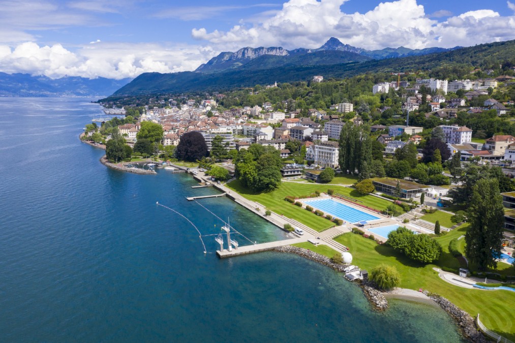 Bassins extérieurs face au lac, un lieu idéal pour se détendre et trouver que faire à Evian-les-Bains en couple.