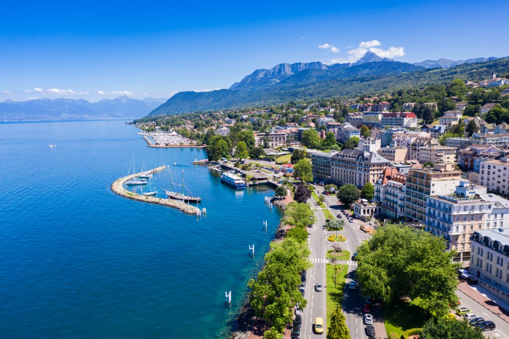 Vue panoramique de la ville et du lac Léman pour savoir que faire à Evian-les-Bains en couple.