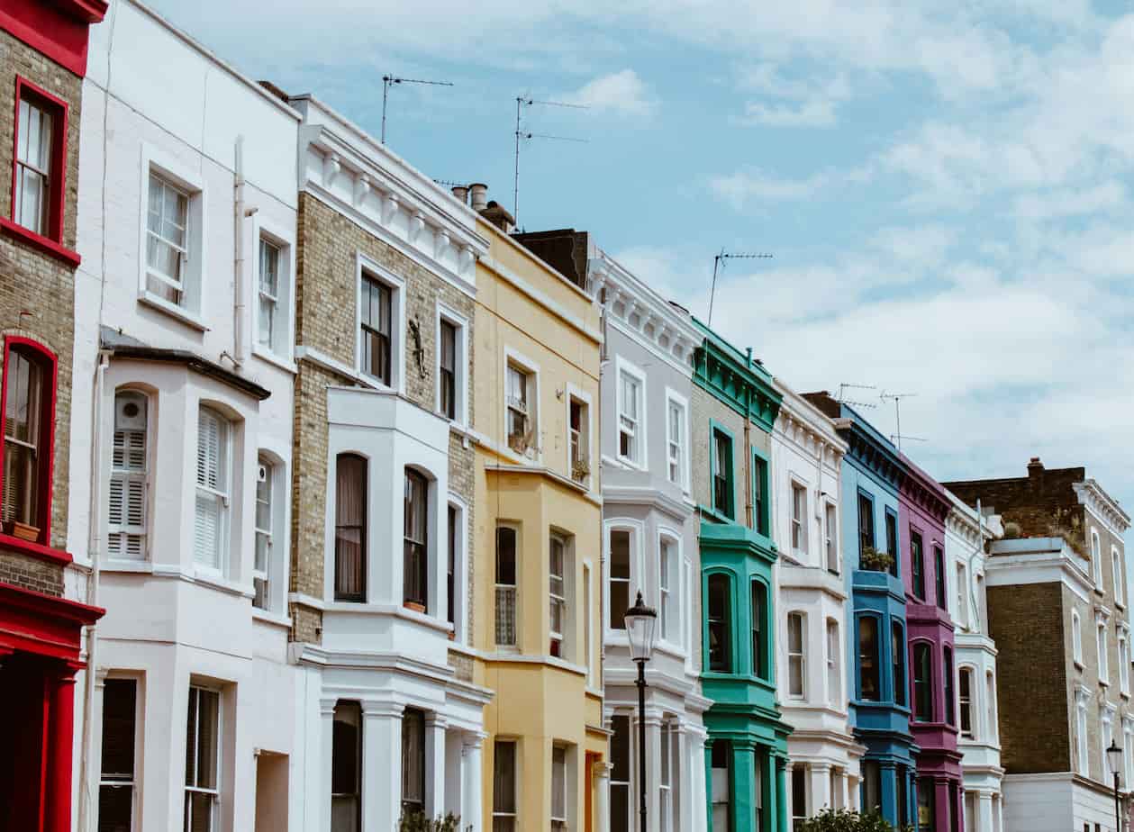 Rangée de maisons victoriennes typiques aux façades colorées dans un quartier idéal pour une colocation à Londres.