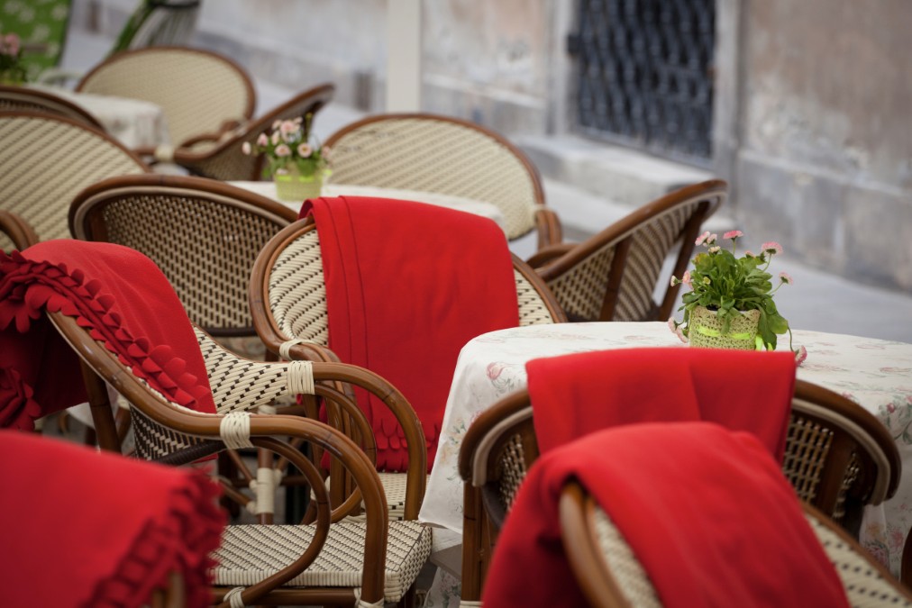 Terrasse de café parisien typique au cœur des plus belles rues Montmartre.