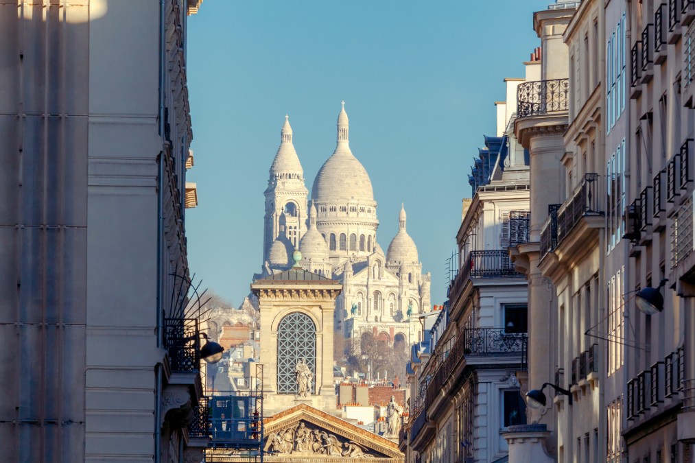 Perspective majestueuse sur la basilique du Sacré-Cœur depuis les environs des plus belles rues Montmartre.